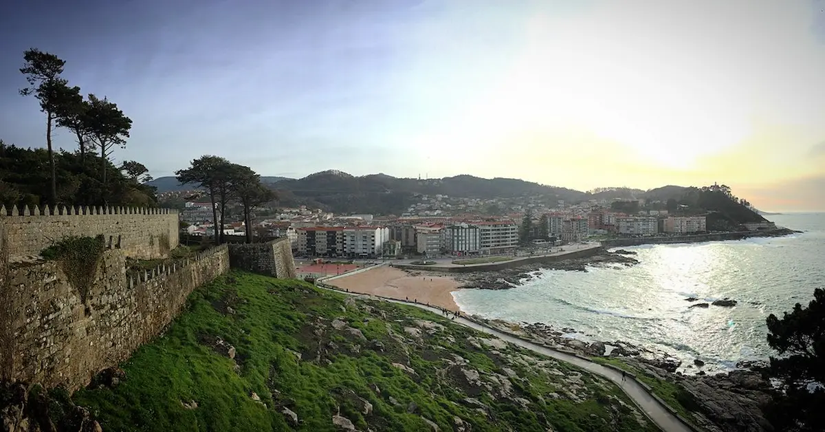 Imagen de Camino de Santiago desde Baiona: Peregrinación entre Historia y Costa Atlántica